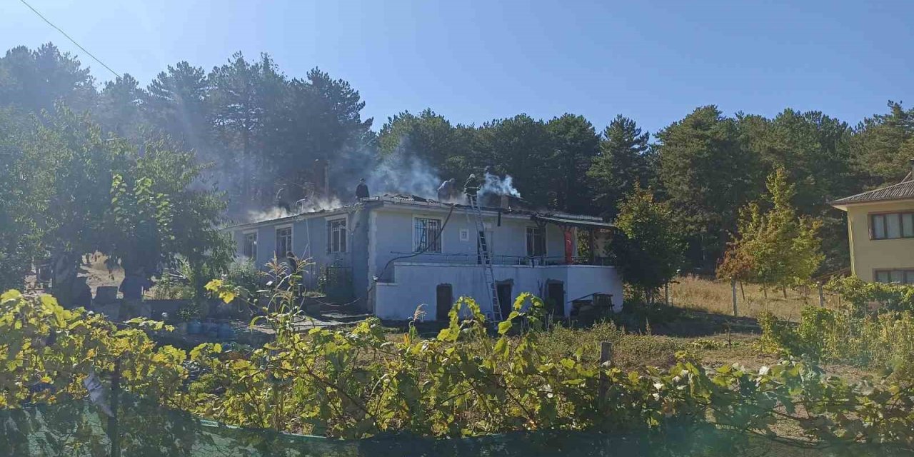 Çatısı alevlere teslim olan evi küle dönmekten ekipler kurtardı