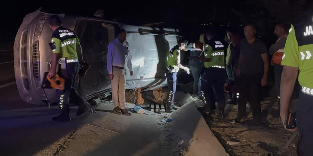 Gaziantep’te lastiği patlayan minibüs taklalar atarak devrildi: 2 ölü, 8 yaralı