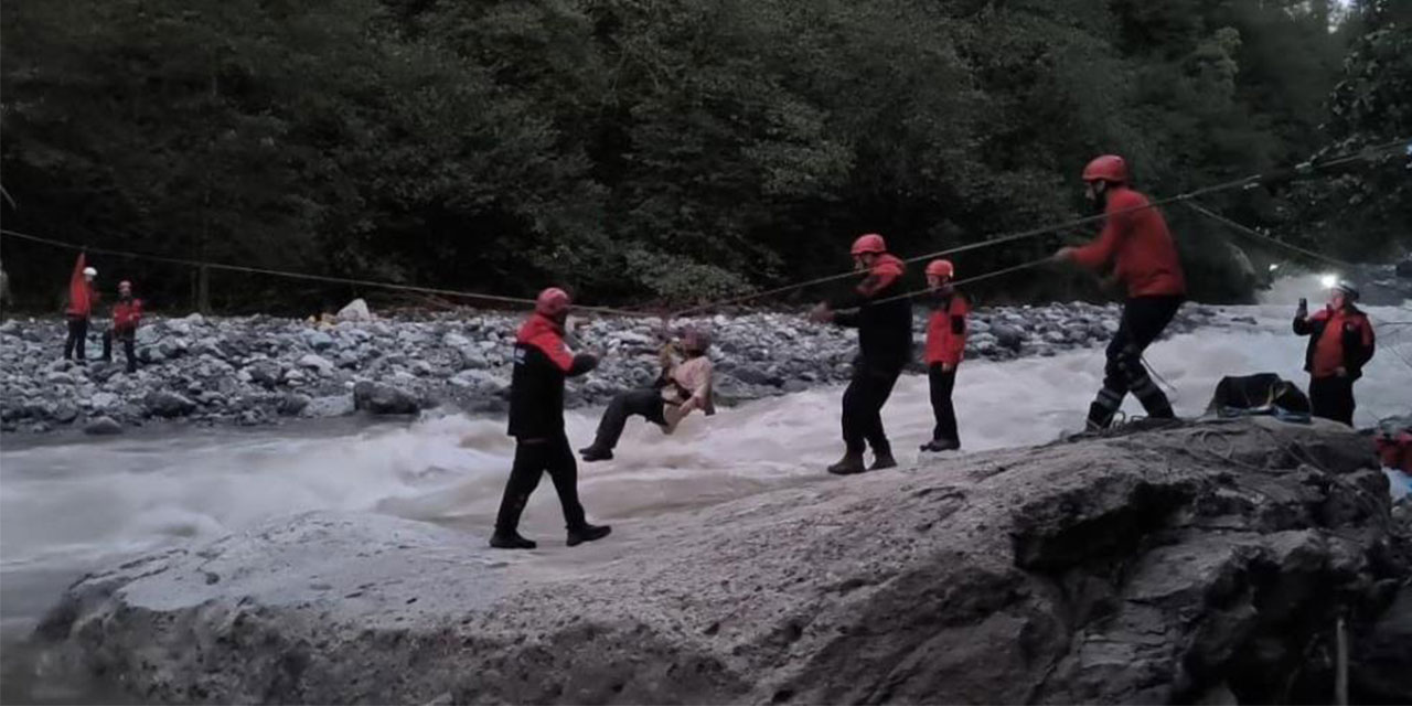 Rize’de kullandığı teleferik selde zarar görünce evinde mahsur kalan kadın kurtarıldı