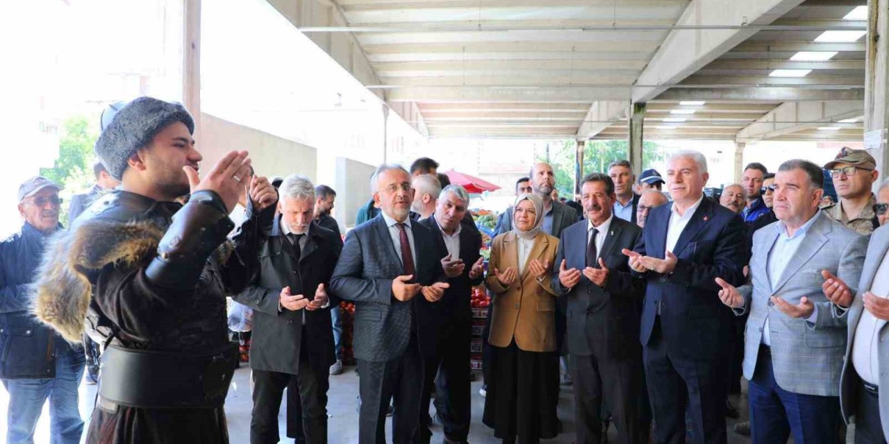 Bayburt’ta Ahilik Haftası Kutlamaları Kapsamında Pazar Yeri Dualarla Açıldı