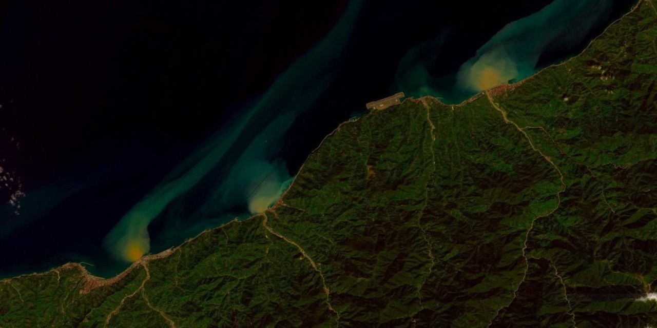 Uydu görüntülerinde Kaçkarlar’daki kar ve Karadeniz’e selle taşınan toprak kütleleri dikkat çekti