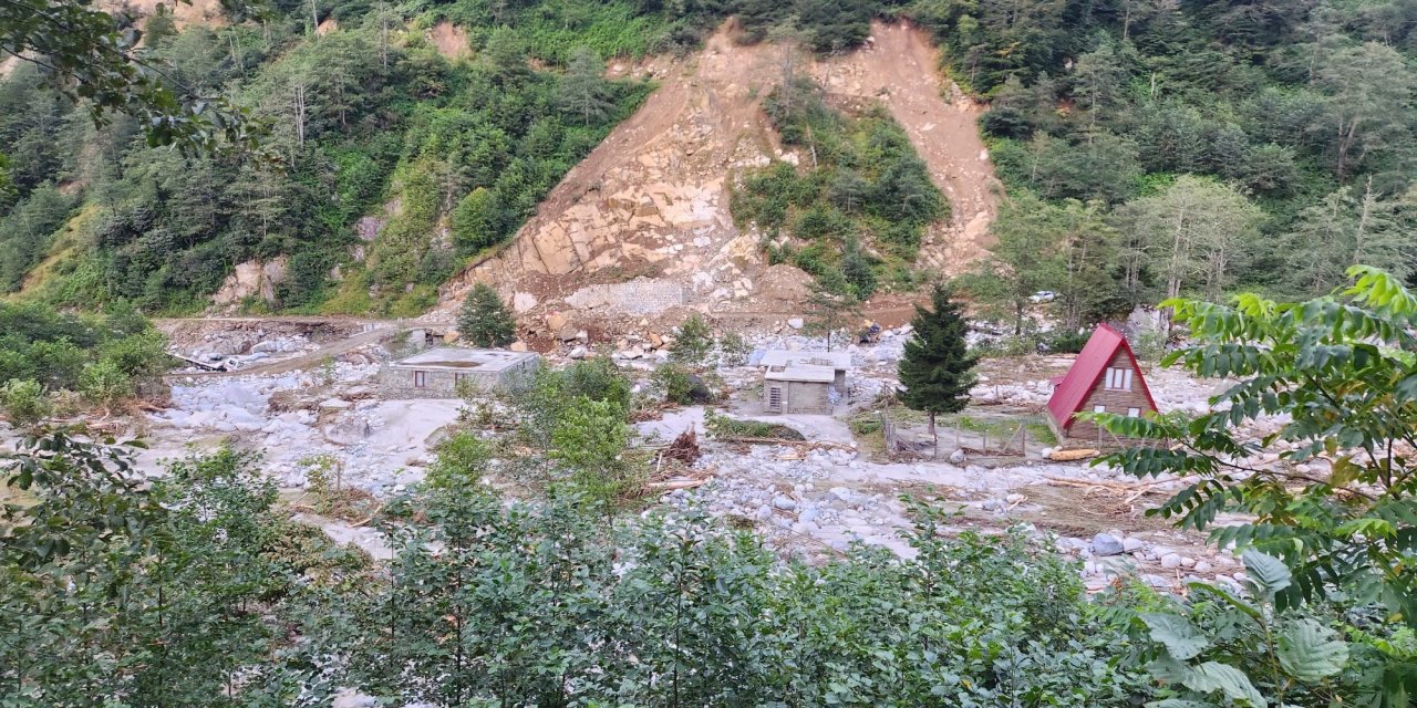 Rize'deki sel ve heyelanlar sonrası 4 gündür yolu kapalı olan Deremezra Köyü'ne ulaşım sağlandı