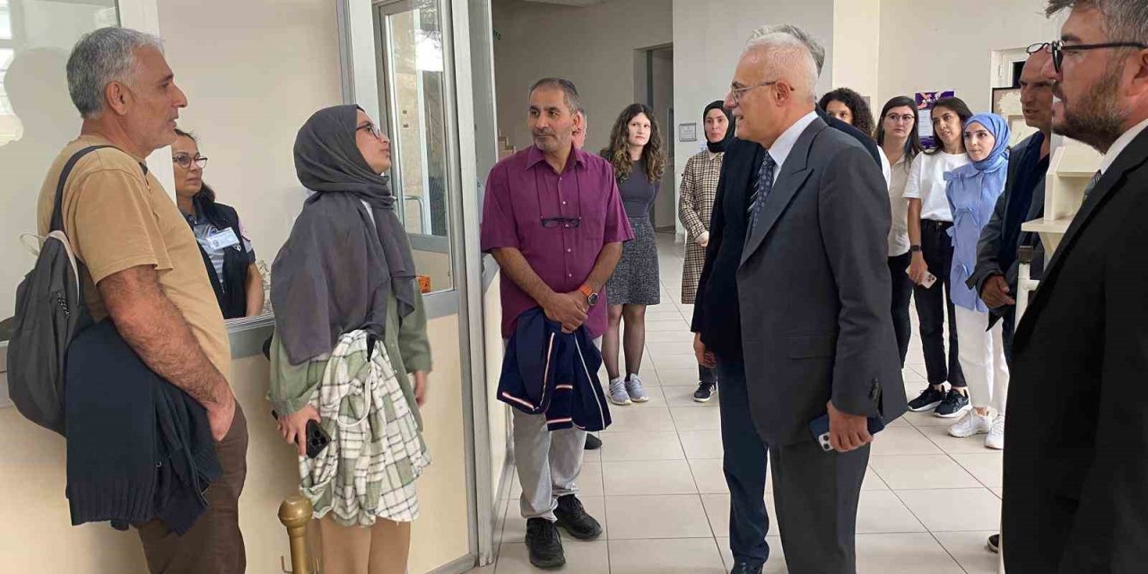 Akçakoca’ya gelen öğrencilerle buluştu