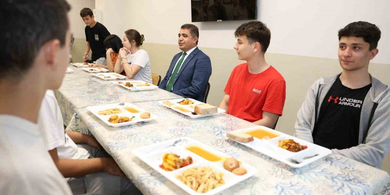 Vali Aslan akşam yemeğinde öğrencilerle buluştu