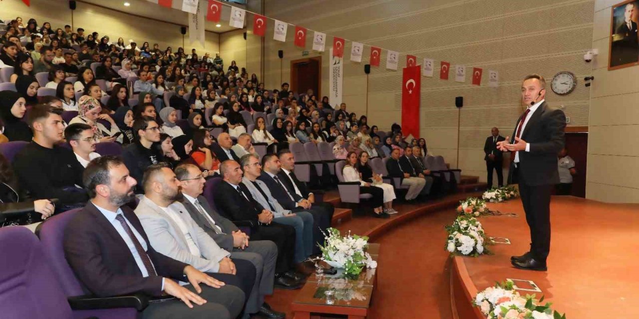 TOGÜ’de oryantasyon programında öğrencilere yol haritası