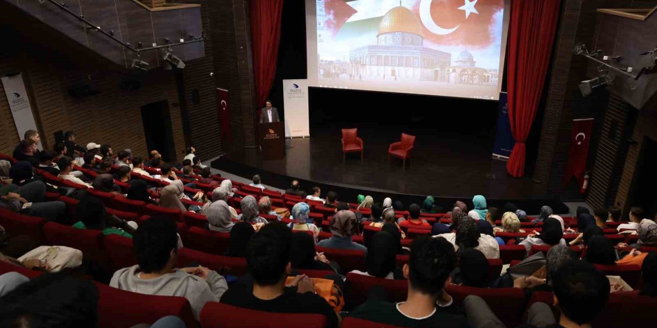 Yeni akademik yılın ilk derslerinde Gazze konuşuldu