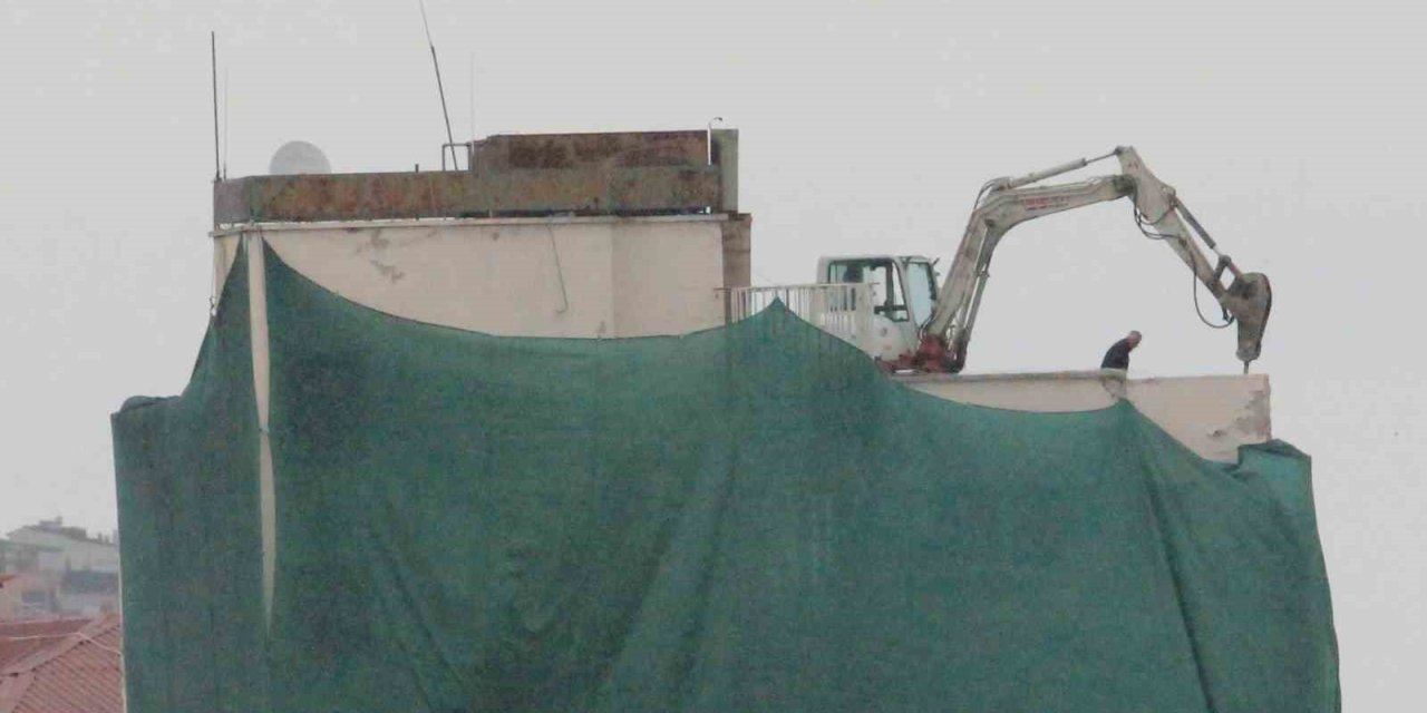 Deprem riski taşıyan eski yurt binasının yıkımına başlandı