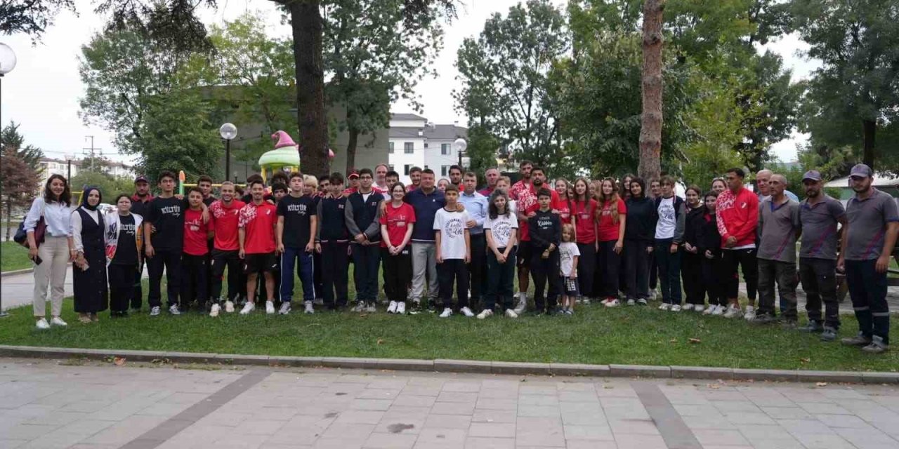 Düzcesporlu futbolcular ve öğrenciler parkı temizlediler