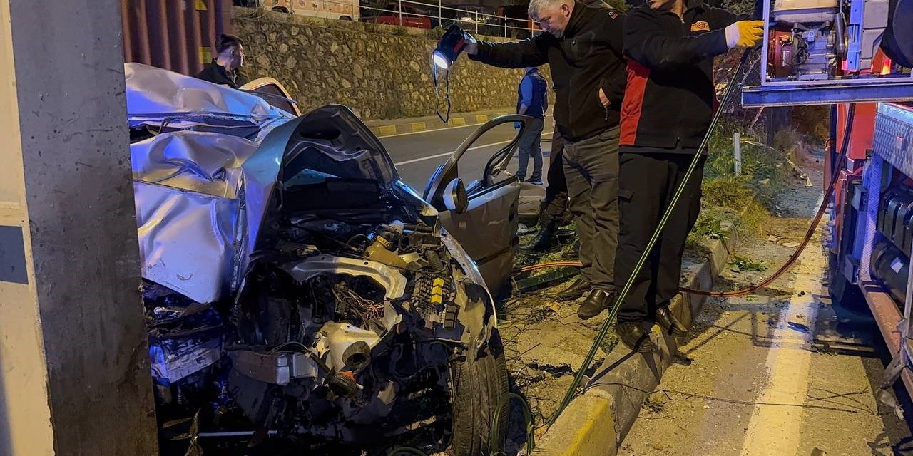 Üst geçidin ayağına çarpan otomobil hurda yığınına döndü: 2 ölü