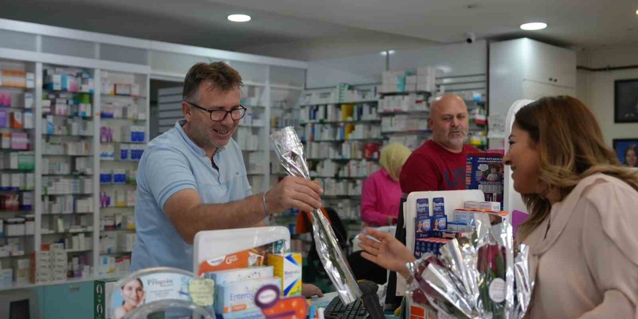 Eczacılara çiçekli kutlama