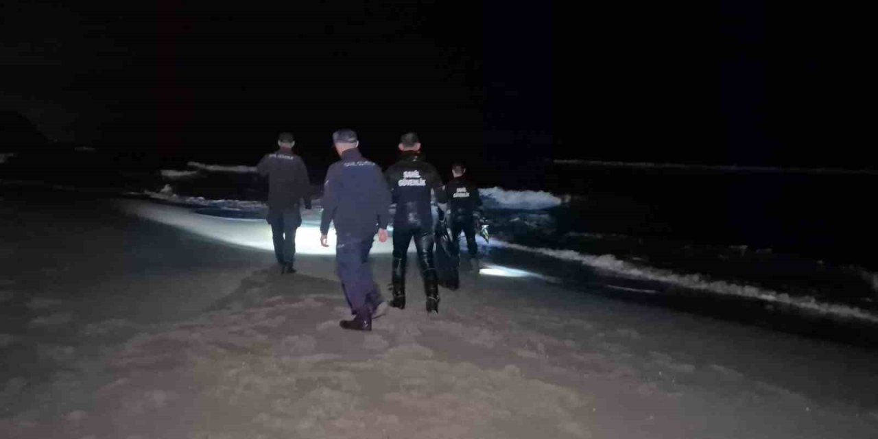 Bartın’da elbiseleri ile denize giren şahıs ekipleri harekete geçirdi