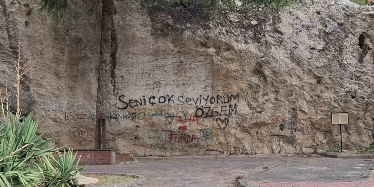 Bilinçsiz gençler üstüne aşklarını yazmıştı, 600 yıllık kaya kitabeye koruma örtüsü