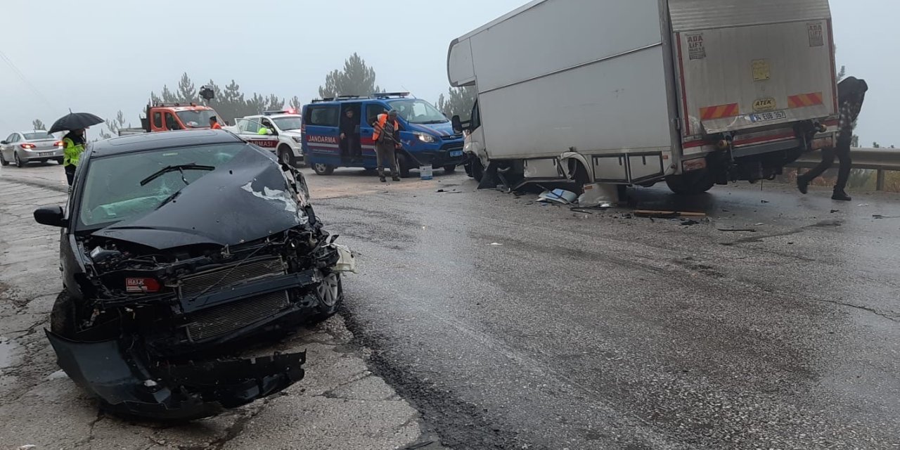 Yağış kazayı beraberinde getirdi: Karavan otomobille çarpıştı