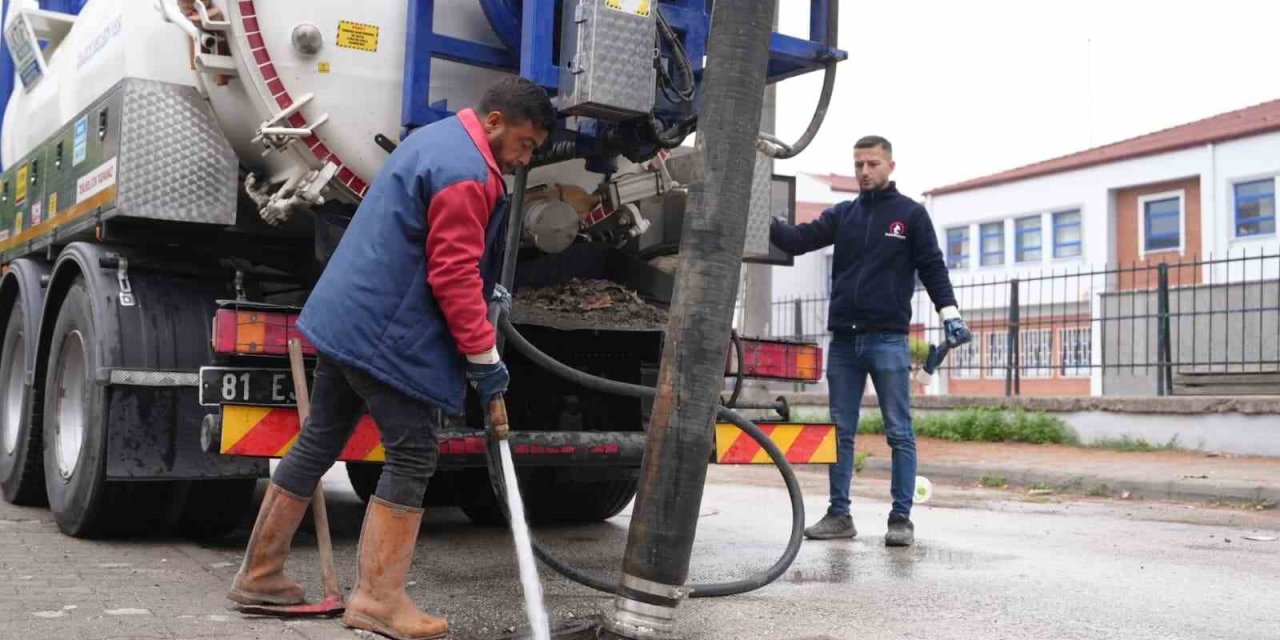 Yağışlarla birlikte mazgallar temizleniyor