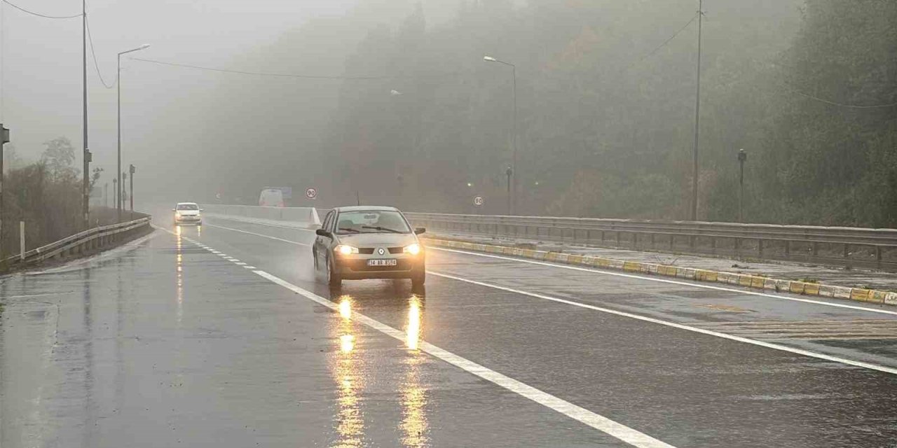 Bolu Dağı’nda sis ve sağanak görüş mesafesini düşürdü