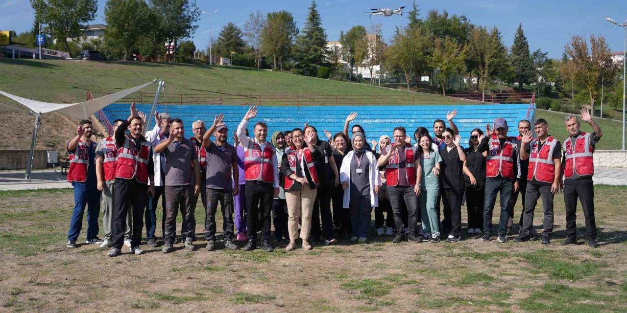 Beyaz önlükleri giyip çöp toplamaya çıktılar