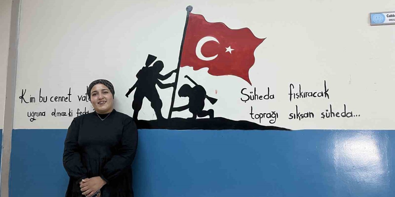 Çizdiği resimler ile okul duvarlarına estetik bir görünüm kazandırıyor