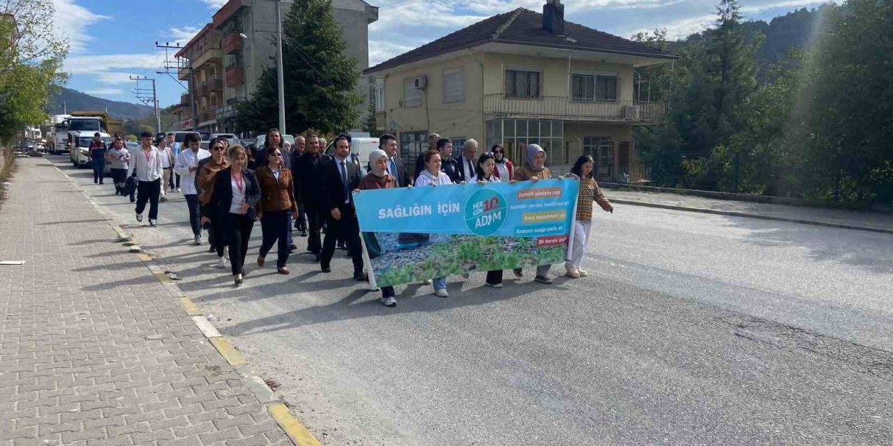 Yürüyerek günlerini kutladılar