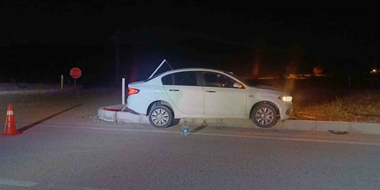 Çorum’da otomobil refüje çarptı: Araçtakiler hafif sıyrıklarla kurtuldu