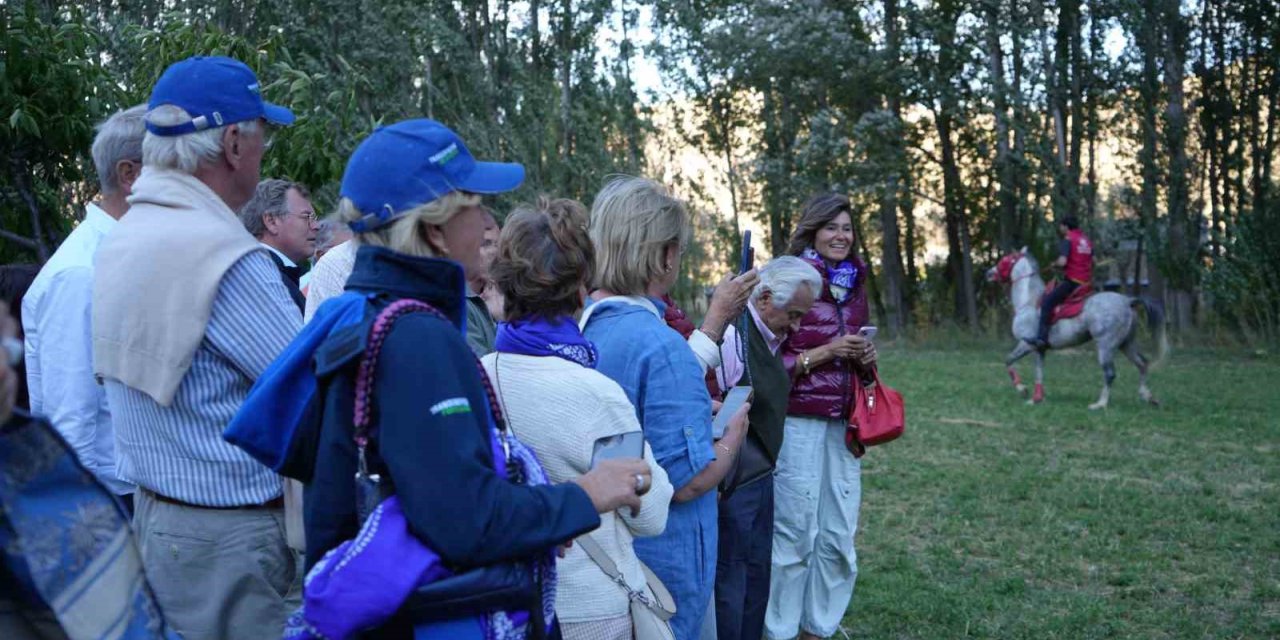 Avrupalı klasik otomobil tutkunları Bayburt’ta ata sporu ciride hayran kaldı