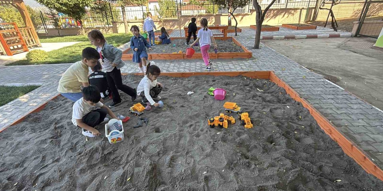 Erbaa’da okul bahçesi sınıfa dönüştü: Minikler doğayla öğreniyor
