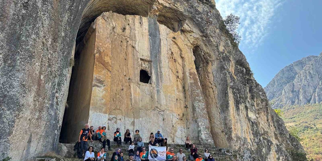 Çorum’un gizemli kaya mezarı büyük ilgi görüyor