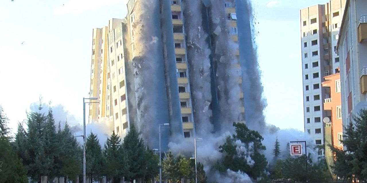 Malatya'da Ağır Hasarlı 11 Bloktan 2'si Patlatılarak Yıkıldı