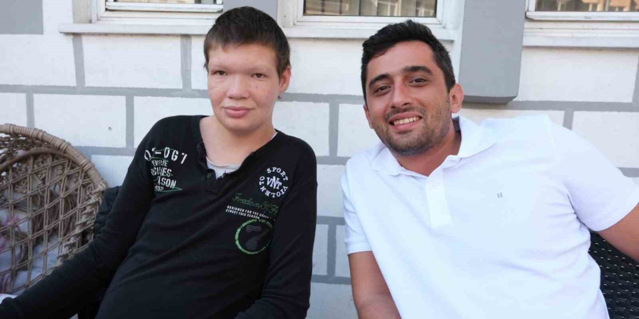 İHA’nın haberi ses getirdi: Cam kemik hastası genç, akülü sandalyesine kavuştu