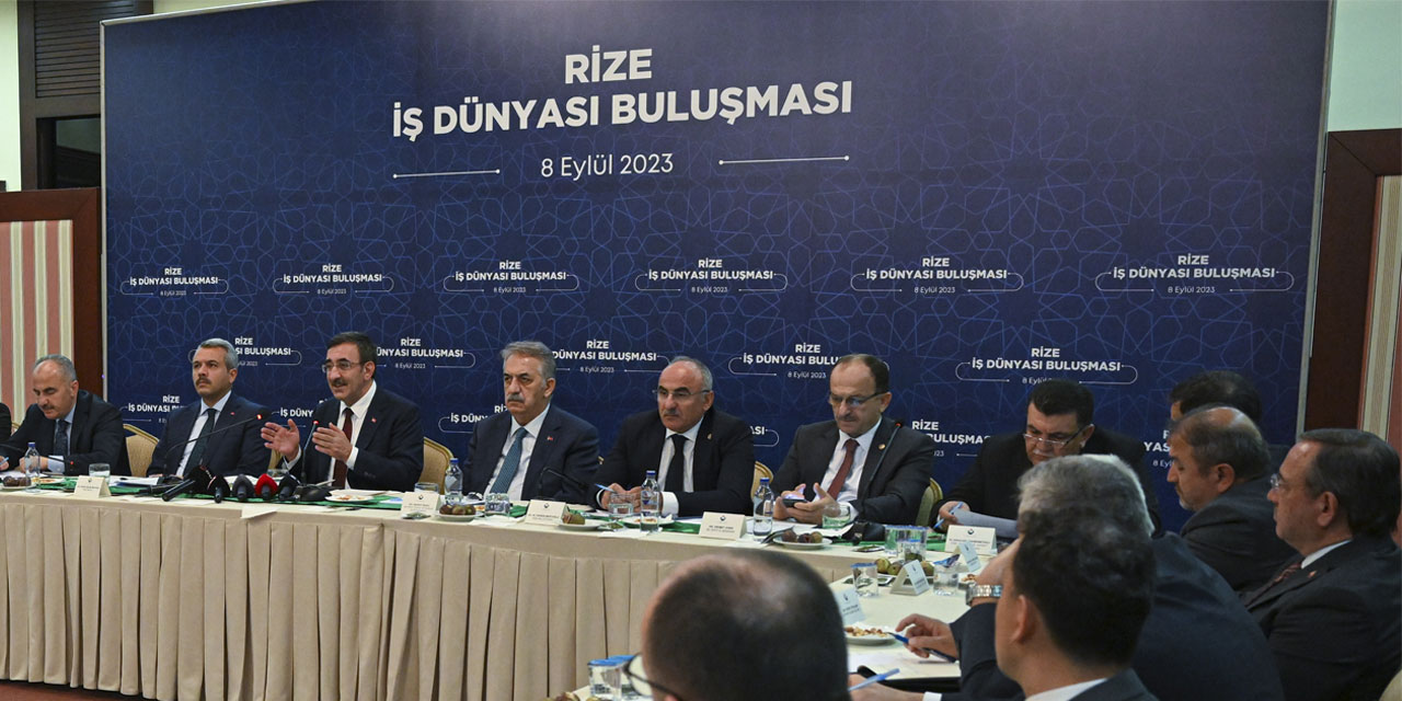 Cumhurbaşkanı Yardımcısı Cevdet Yılmaz, Rize'de iş insanlarıyla bir araya geldi