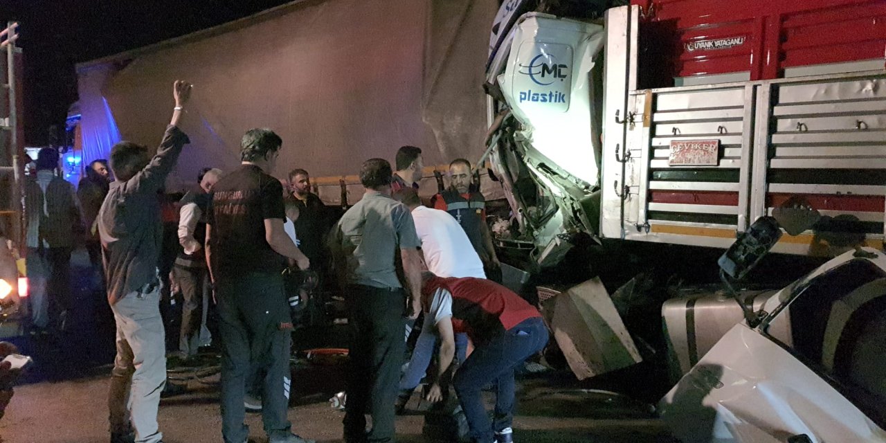 Park Halindeki Tır'a Arkadan Çarpan Tır'ın Sürücüsü Öldü