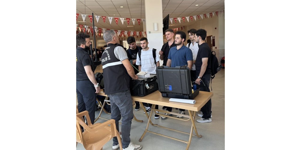 Üniversite öğrencilerine polisten bilgilendirme