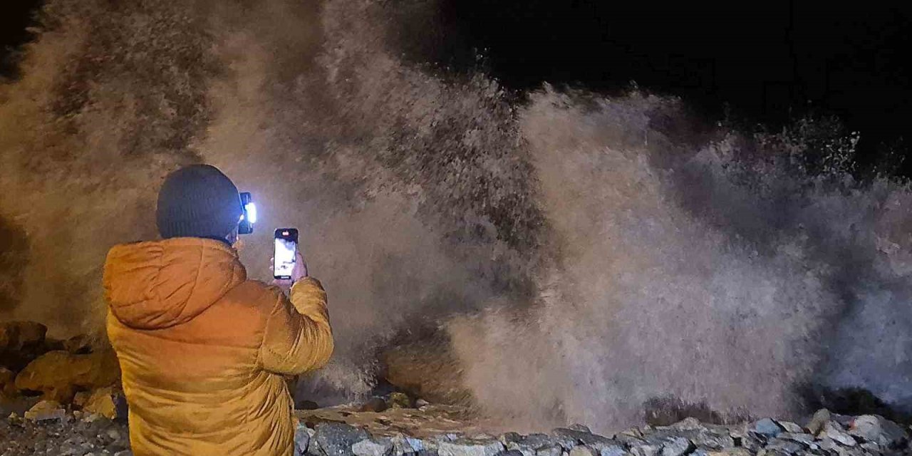 Karadeniz’de dalgaların boyu 8 metreyi aştı