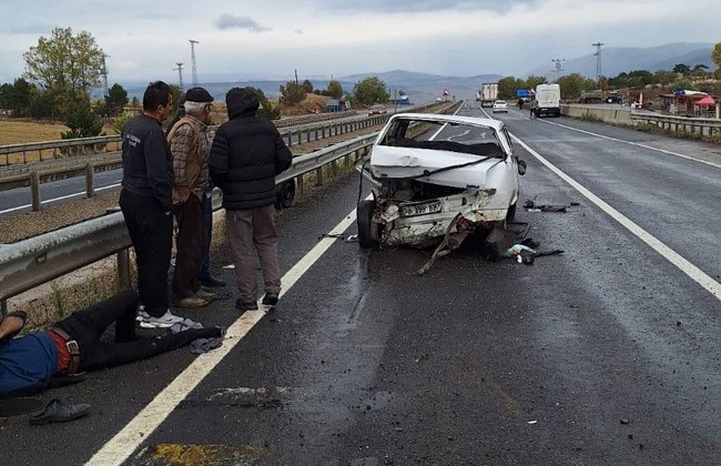 Karabük’te panelvanın çarptığı otomobildeki 2 kişi yaralandı
