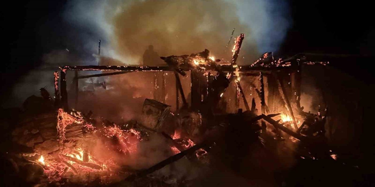 2 katlı ahşap ev küle döndü