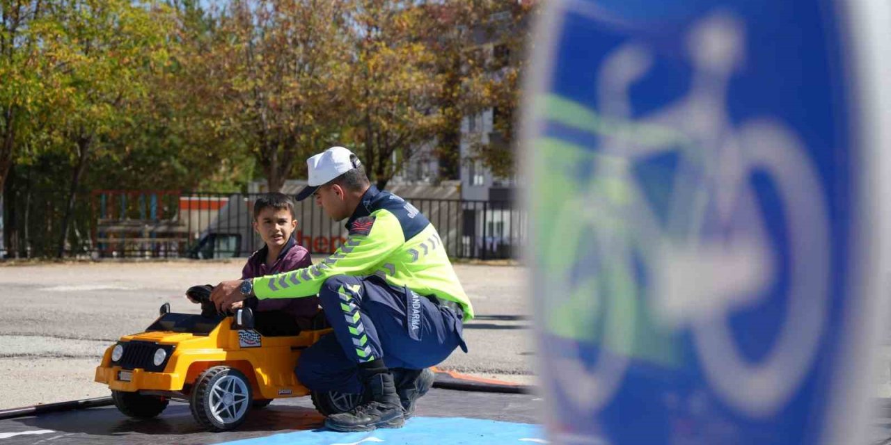 Bayburt’ta öğrencilere uygulamalı trafik dersi: Jandarma ile kuralları eğlenerek öğrendiler
