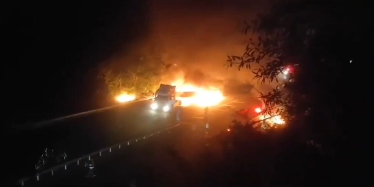 Elazığ'da Tır'ın Dorsesi Alev Alev Yandı; O Anlar Kamerada