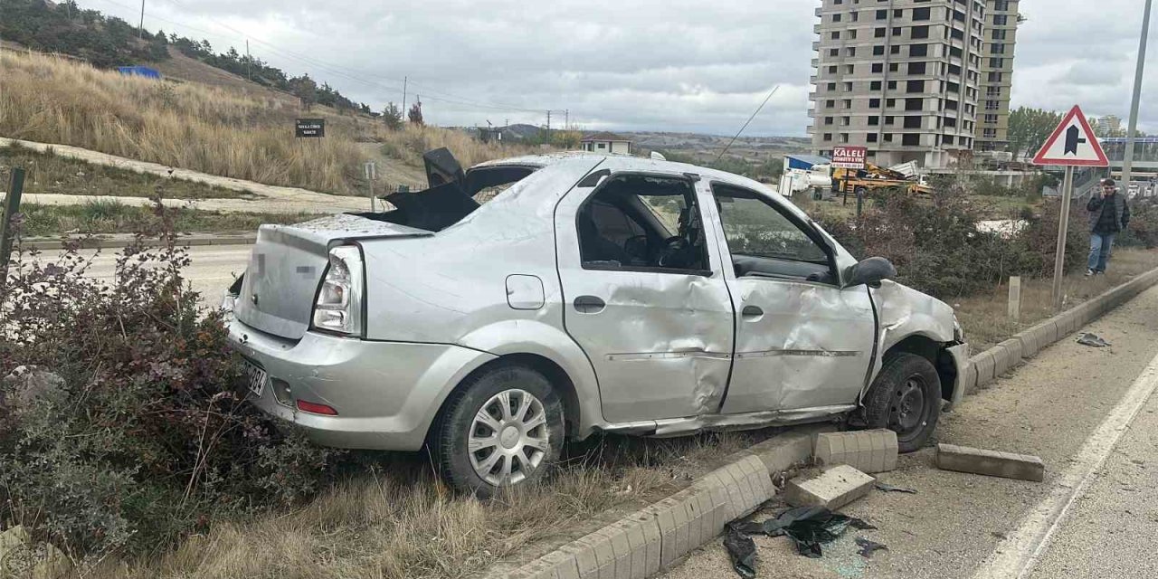 Takla atan otomobil orta refüje çıktı: 2 yaralı