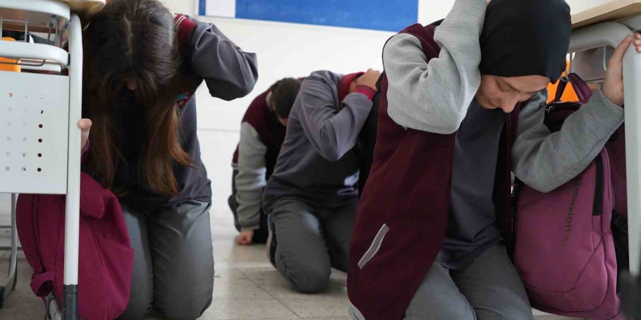 Bayburt’ta deprem tatbikatı: Öğrenciler hem öğrendi hem de uyguladı