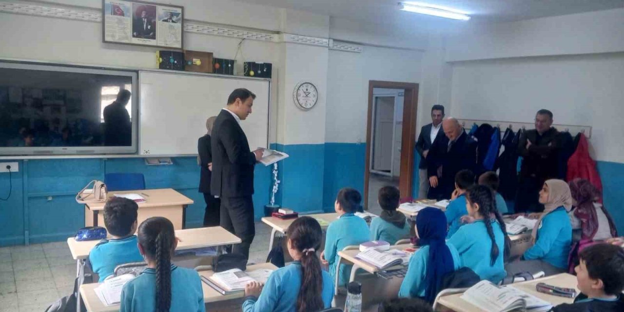 Aydıntepe Kaymakamı Bayram öğrencilerle derslere katıldı