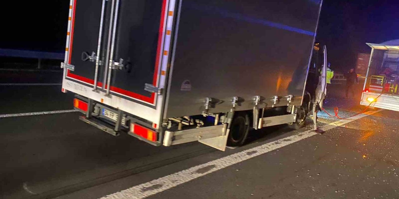 TEM’de kamyonla çarpışan kamyonet sürücüsü araçta sıkışarak yaralandı