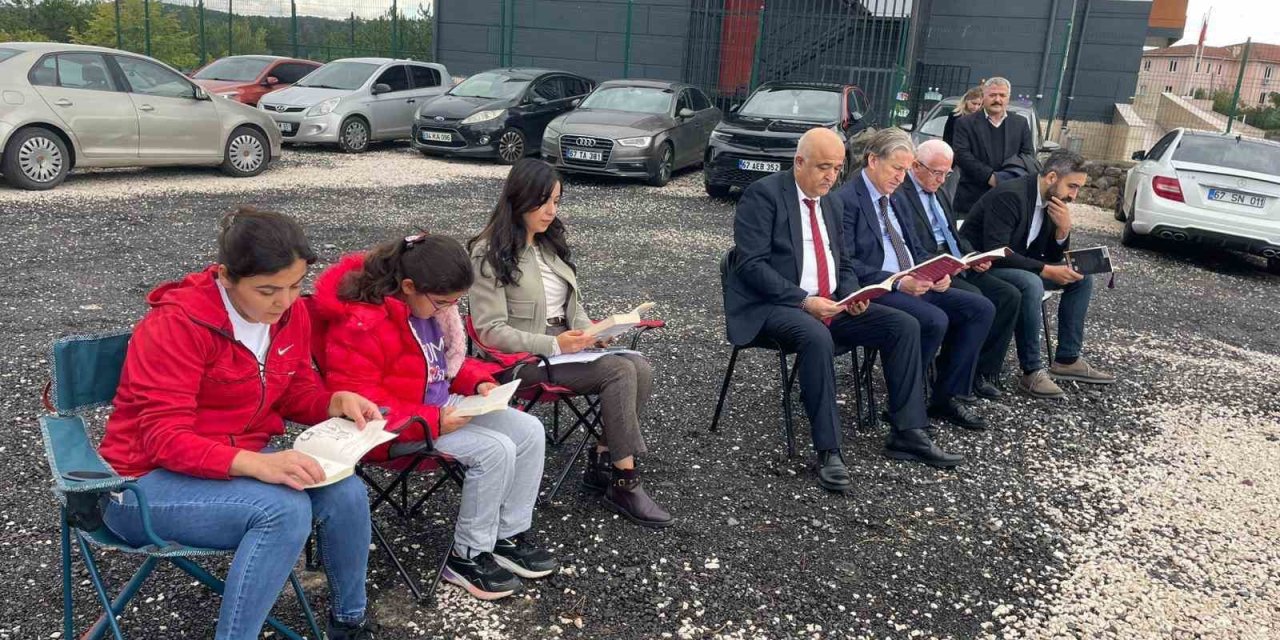 Alaplı’da ağaç gölgesinde kitap okuma etkinliği