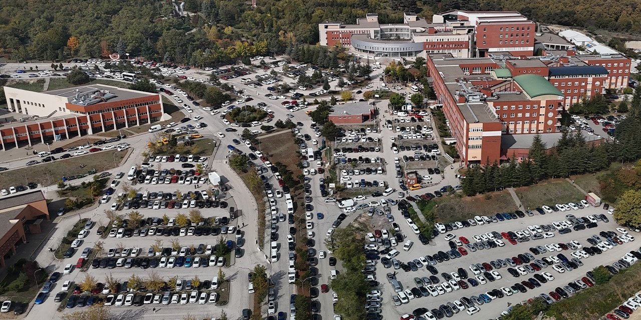 Hastane çevresinde yol kenarına gelişigüzel park eden araçlar ulaşımı aksatıyor