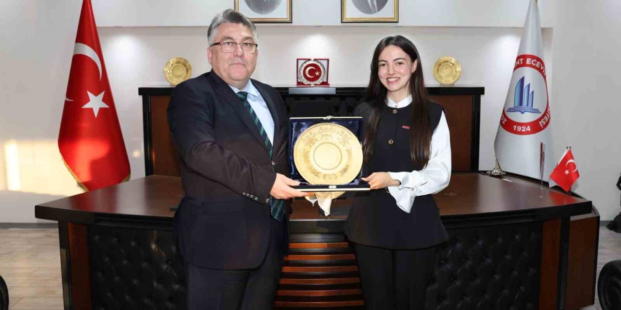 Rektör Özölçer "Yılın Doktora Tezi" ödülü sahibi Dr. Öğr. Üyesi Timur’u makamında kabul etti