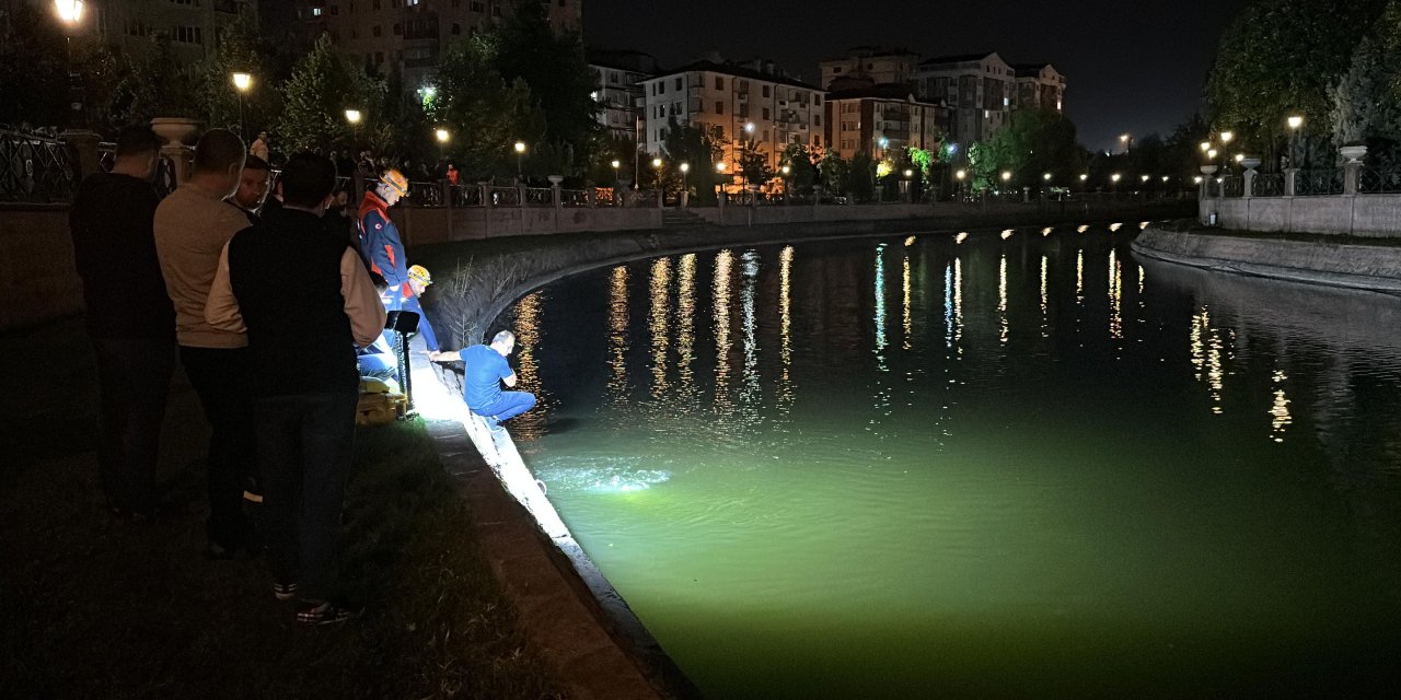 Eskişehir'de, Porsuk Çayı'na Düşen İki Kardeşten 1'i Öldü, 1'i Kurtarıldı