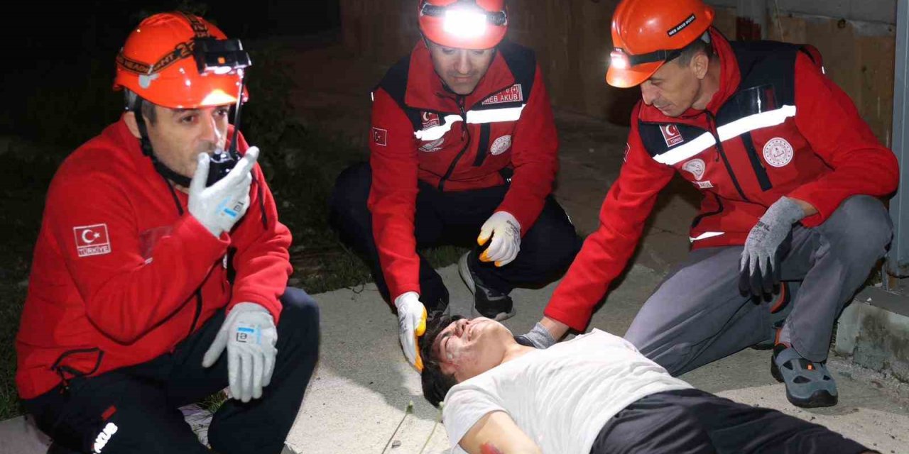 Lise pansiyonunda kurtarma tatbikatı