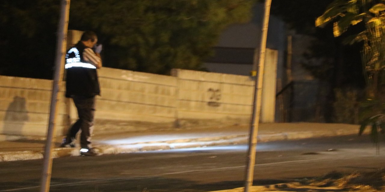 Rastgele Çevreye Ateş Açtı, Müdahaleye Gelen Mahalle Bekçisini Vurdu