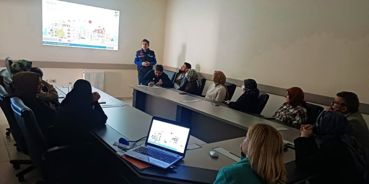 Demirözü’nde hastane personeline afet ve yangın eğitimi verildi