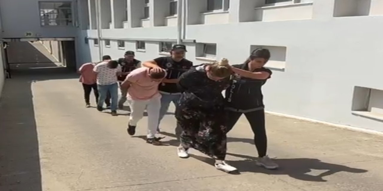 Otomobilde Esrarla Yakalanan Şüpheliler, Birbirini Suçladı