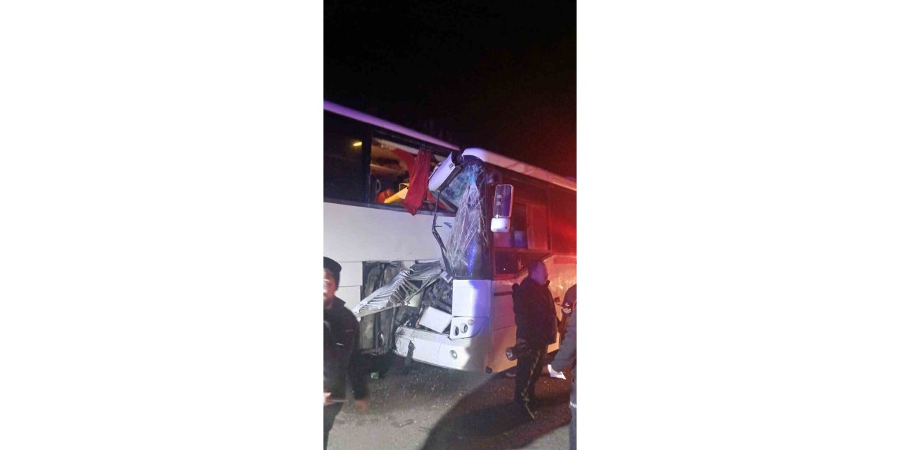 Servis otobüsü yolcu otobüsüne çarptı: 13 yaralı