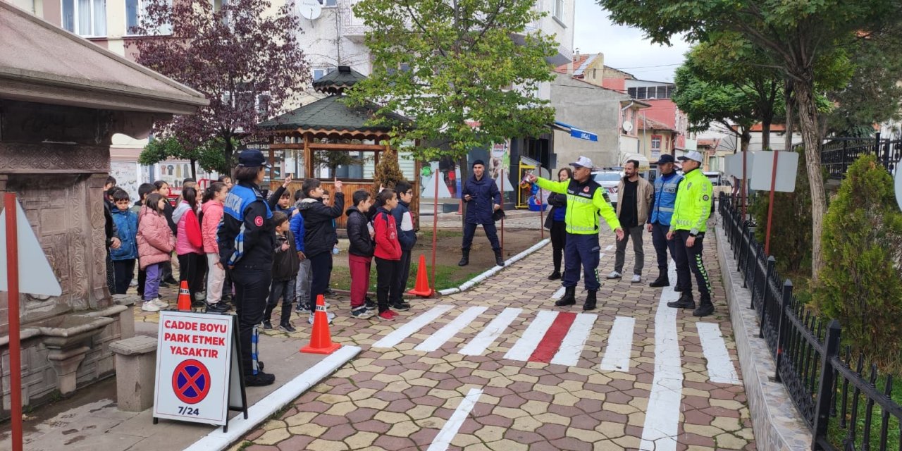 Kastamonu’da öğrencilere uygulamalı trafik eğitimi veriliyor
